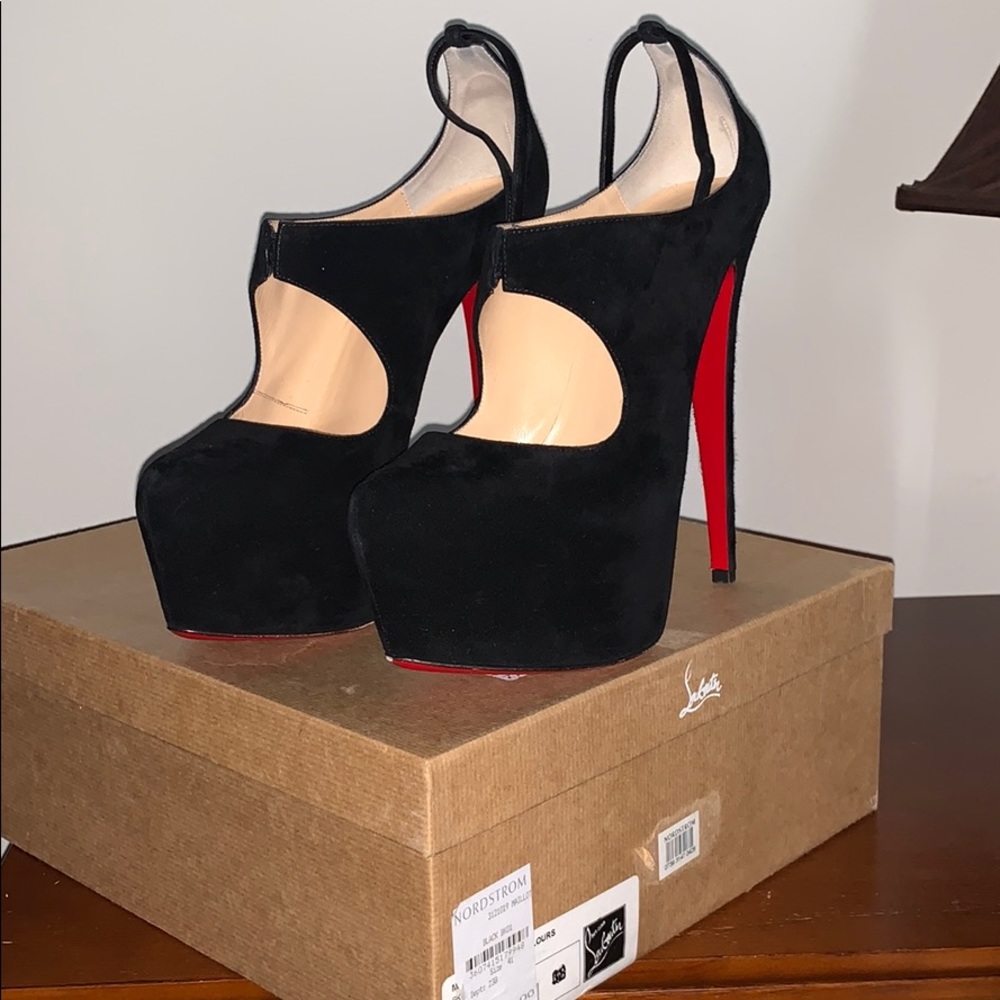 WOMANS SIZE 41(EUR) HEELS